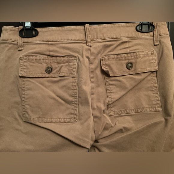 GAP Pants - Gap EUC 4 Khaki Crops *Accurate Color*